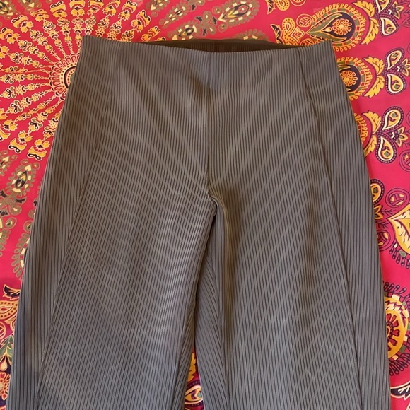 Lululemon NEW ribbed soft streme zipped leg cropped pant sz 8 🤎 - Picture 10 of 13